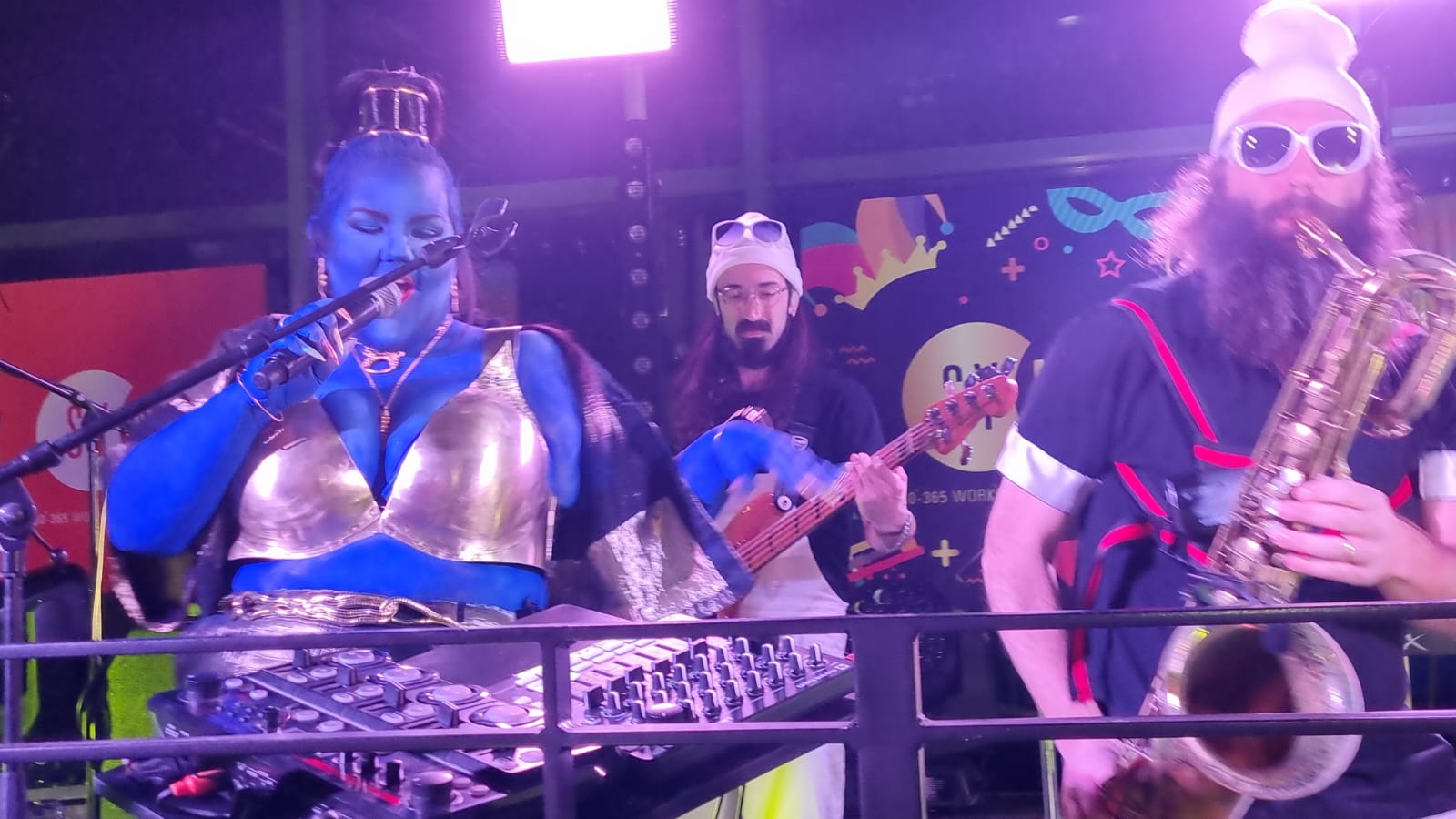 נטע ברזילי בהופעה לעובדי סינאל 2022