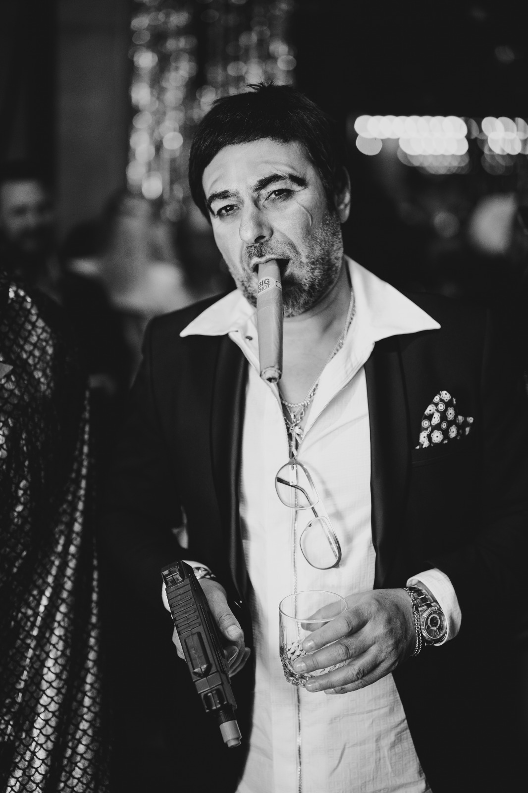 ארז בוגנים בתחפושת טוני מונטנה